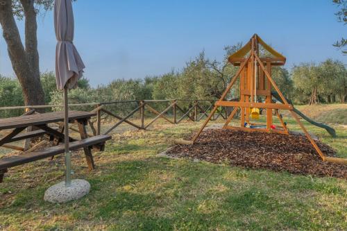 สนามเด็กเล่น, Umbrian Farmhouse Lake and Olive Grove View in ปานีกาเล