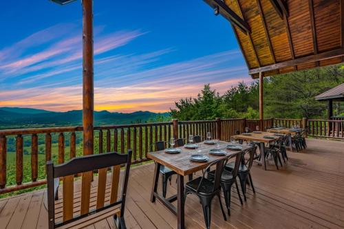 Blue Skies 7BR Sleeps 20 Views Private Pool in Pigeon Forge (TN)