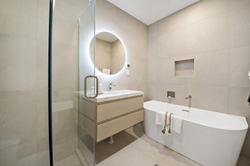 Lakewalk Retreat Luxe 3BR Home Near Lake and Beach, Auckland (photo 8)