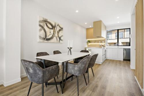 Lakewalk Retreat Luxe 3BR Home Near Lake and Beach, Auckland (photo 10)