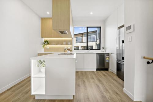 Lakewalk Retreat Luxe 3BR Home Near Lake and Beach, Auckland (photo 9)