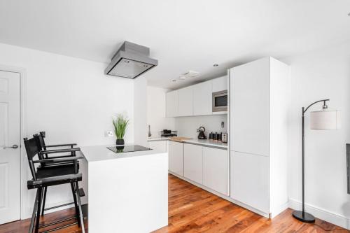 Central Stays at Liverpool Street - image 5