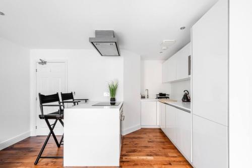 Central Stays at Liverpool Street - image 9