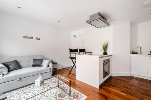 Central Stays at Liverpool Street - image 10