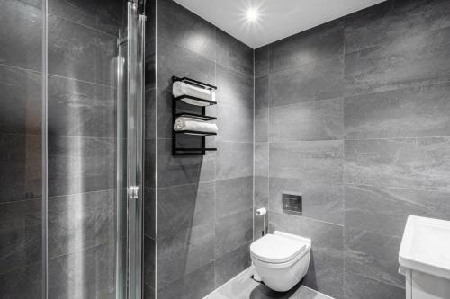 Central Stays at Liverpool Street - image 8