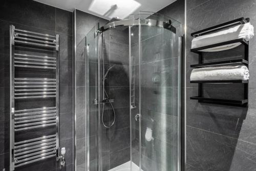 Central Stays at Liverpool Street - image 4