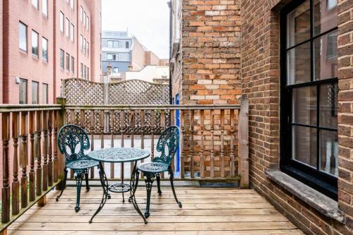 Central Stays at Liverpool Street - image 2