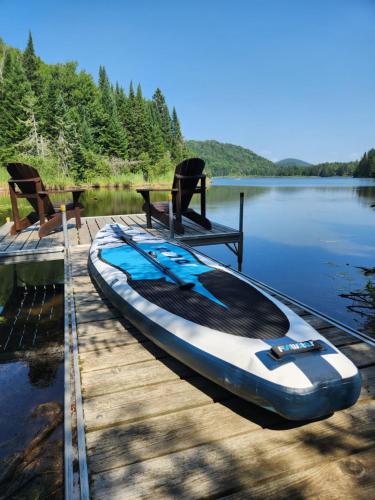 Kenu, Prestige In Nature Hot tub 15min Ski resort Luxury Master Bedroom Wifi Games & more ! in Saint Adolphe D'Howard (QC)