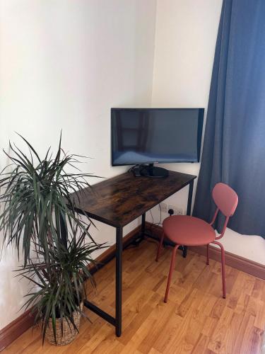 Lovely room in Bright split-level apartment close to Shoreditch, Londyn (zdjęcie 8)