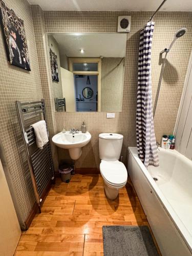Lovely room in Bright split-level apartment close to Shoreditch, Londyn (zdjęcie 10)