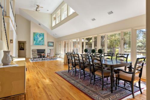 Secluded Family Retreat with Private Pool, BBQ, Outdoor Living in South Beach