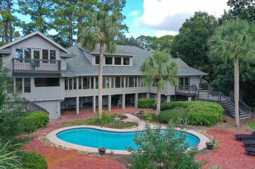 Secluded Family Retreat with Private Pool, BBQ, Outdoor Living in South Beach