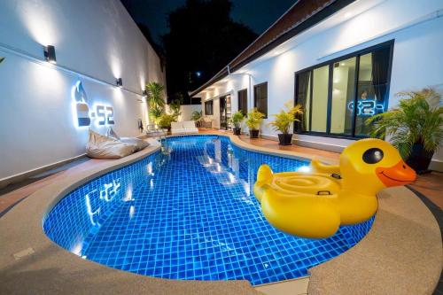 B52 Pool Villa Pattaya