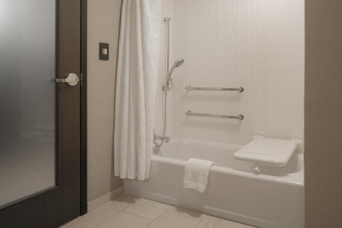 Standard Queen Room with Two Queen Beds - Hearing Accessible