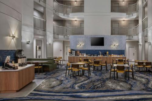 . Fairfield Inn & Suites Oakland Hayward