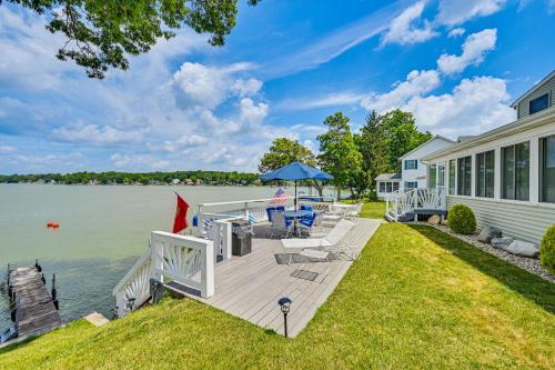 Indoor Hot Tub: Large Family Haven on Sylvan Lake
