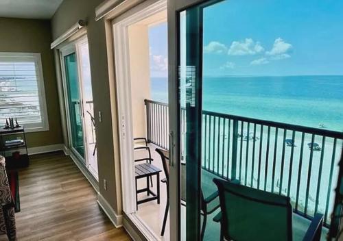 Stunning Penthouse Corner Condo with Rooftop Pool