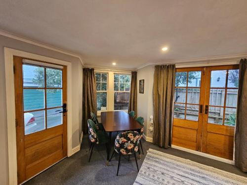 บริการและสิ่งอำนวยความสะดวก, Gorgeous cottage near hospital, with garage in นิวทาวน์