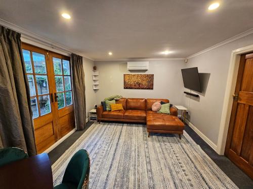 บริการและสิ่งอำนวยความสะดวก, Gorgeous cottage near hospital, with garage in นิวทาวน์