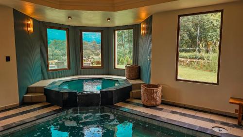 Úszómedence, Bambuda Castle in Los Naranjos