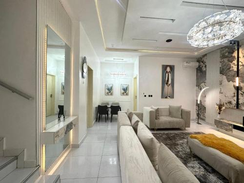 Private 4 Bedroom with Ps5 & Bathtub in Ojo