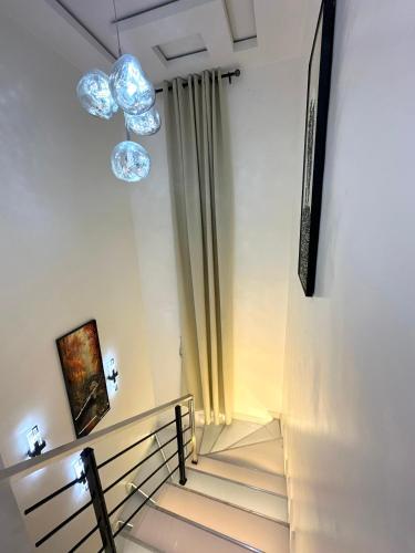 Private 4 Bedroom with Ps5 & Bathtub in Ojo