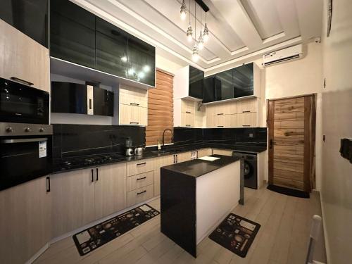 Private 4 Bedroom with Ps5 & Bathtub in Ojo