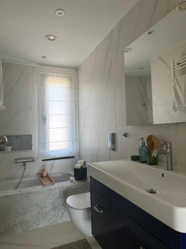 Fürdőszoba, High standing villa floor close to the airport with shuttle in Ariana