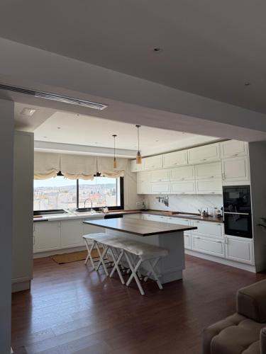 Konyha, High standing villa floor close to the airport with shuttle in Ariana