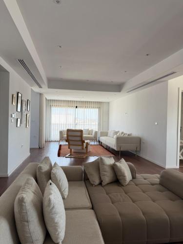 High standing villa floor close to the airport with shuttle in Ariana