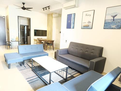 Apt 1 to 11pax BKT Jalil Pool Gym 7min LRT Wi-Fi YSW Homes, Kuala Lumpur