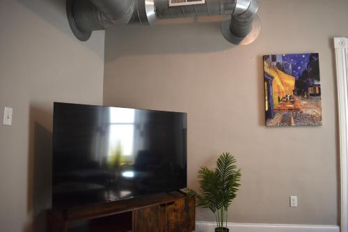 Urban Oasis 4BR Industrial Apartment thumb 3