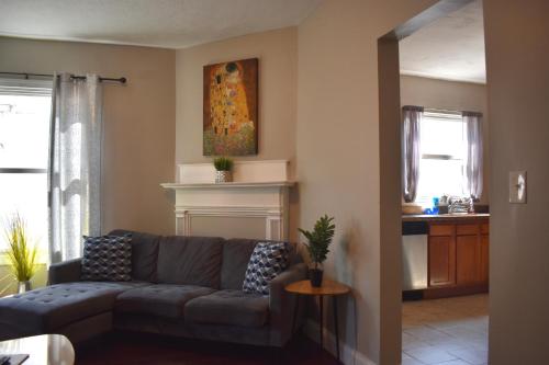 Urban Oasis 4BR Industrial Apartment in Pittsburgh, USA