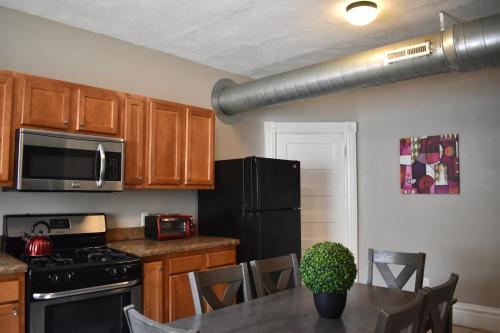 Urban Oasis 4BR Industrial Apartment in Pittsburgh, USA