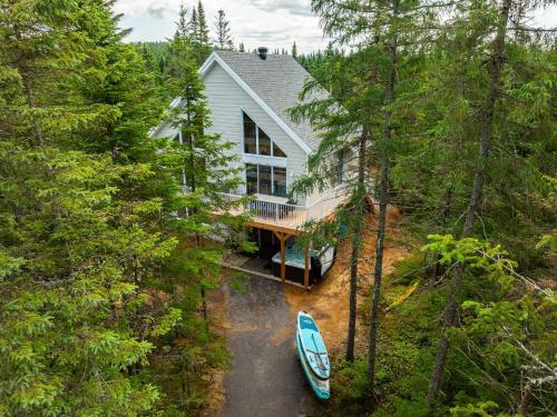 L'intemporel - Retro Chalet with Private Lake and Hot Tub
