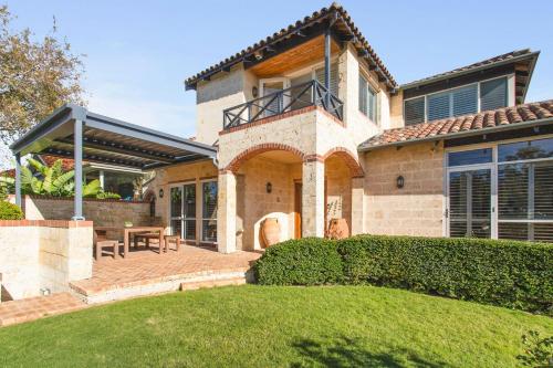 Coastal Retreat-Spacious 4BR Walk to Beach