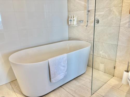 Bathroom, Brisbane Skytower by CLLIX in Brisbane