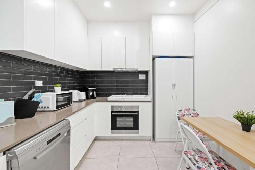 Cozy Double Room in Kensington - Walk to UNSW Easy CBD Access -External and Shared Kitchen or Bathro in Randwick