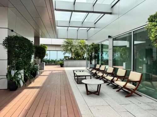 Welcome to Your 5-Star Stay at Cinnamon Life Suite - image 9