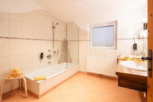 3 bedrooms, 4 beds
