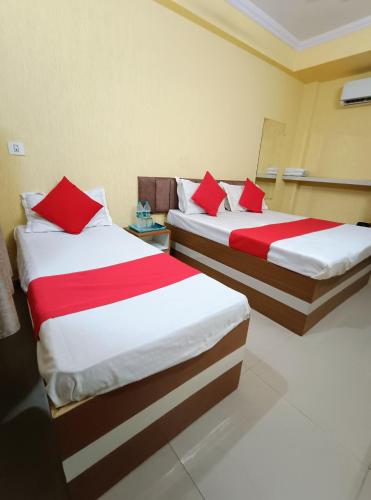 1 king bed, 1 twin bed