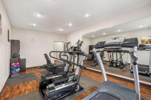 Comfort Suites Omaha - image 12
