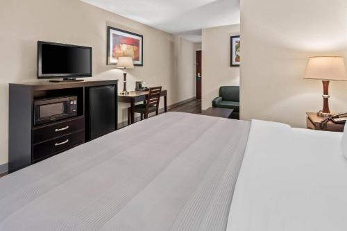 Quality Inn & Suites Granbury - image 12