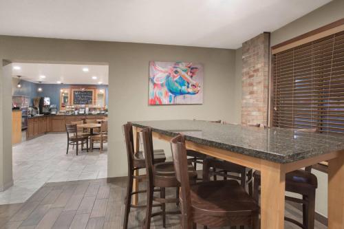 AmericInn by Wyndham Mount Pleasant - image 2
