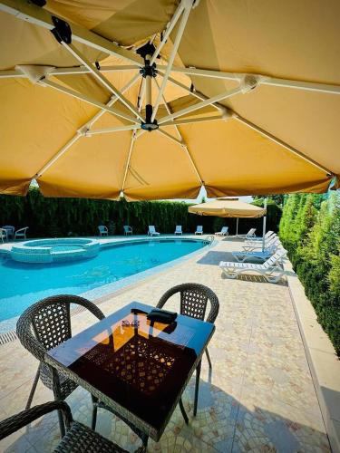Swimming pool, Saroy Gardens Hotel in Farghona