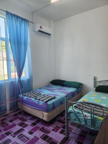 1 twin bed, 1 bunk bed