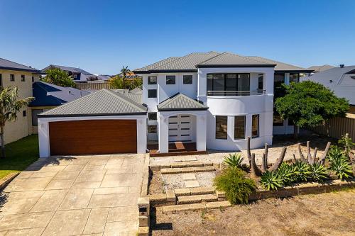 Seacrest - Spacious Beachside Retreat