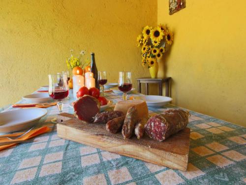 陽台/露台, Chalet in Apecchio with Pool and Mountain Views in 阿佩基奧