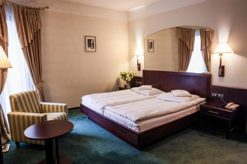 1 queen bed, 1 sofa bed
