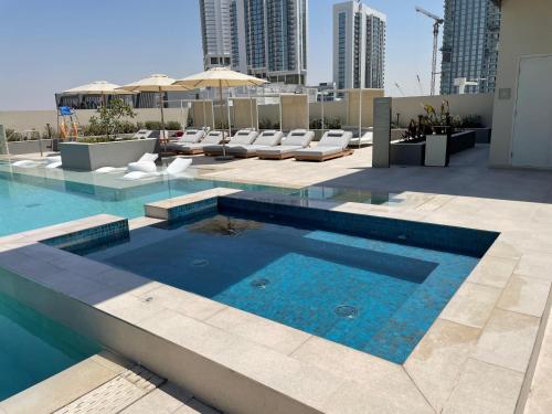 Luxurious 1BDR apartment in MBR City - image 9